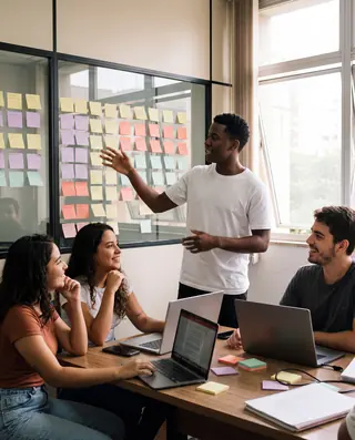 Estudantes numa reunião de empresa júnior, com post-its coloridos no vidro